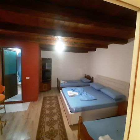 Kulla E Vjeter Hotell Koman Rum bild