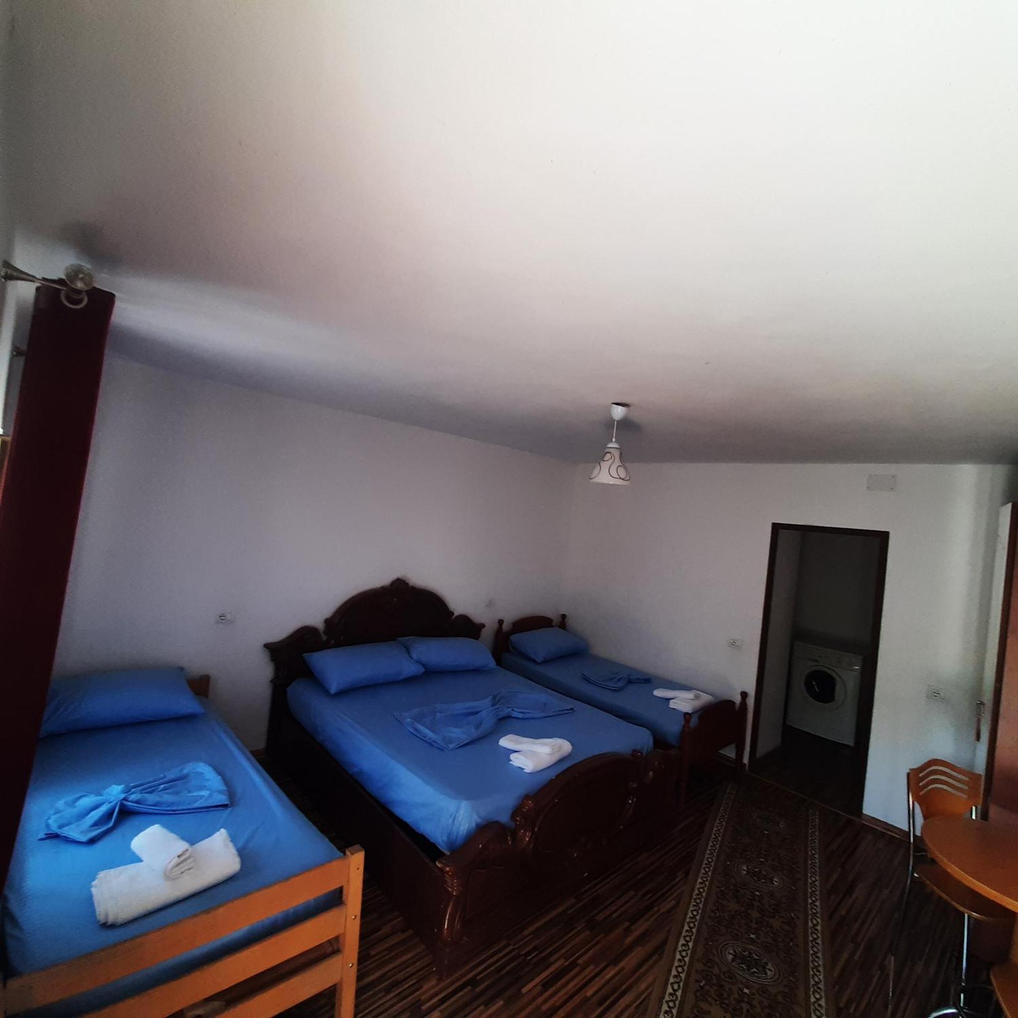 Kulla E Vjeter Hotell Koman Rum bild